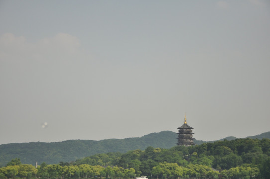 远处看雷峰塔