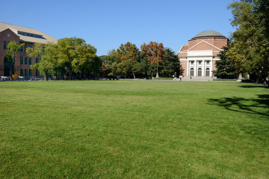 清华大学大礼堂前草坪