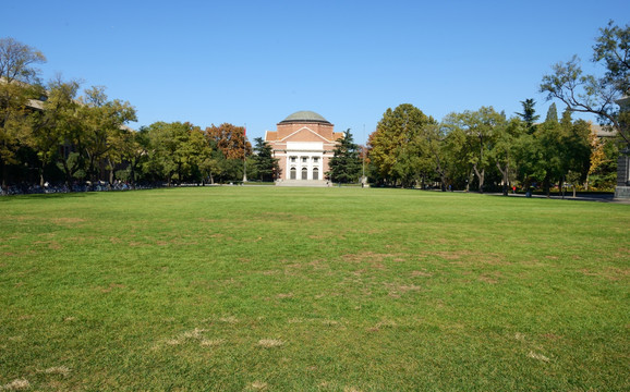 清华大学大礼堂草坪