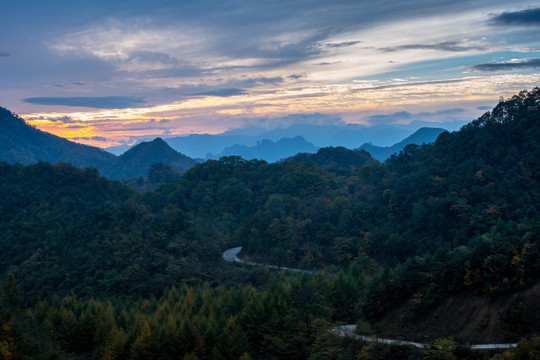 金秋 森林 山景 山间公路