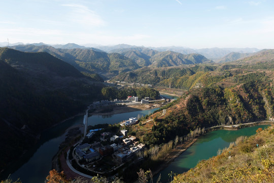 山峦河流