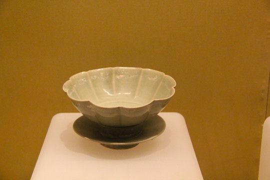 古文物青釉银扣葵口陶瓷碗