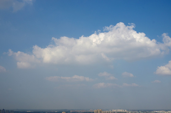 晴空 蓝天白云 城市