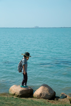 湖边走路的少女