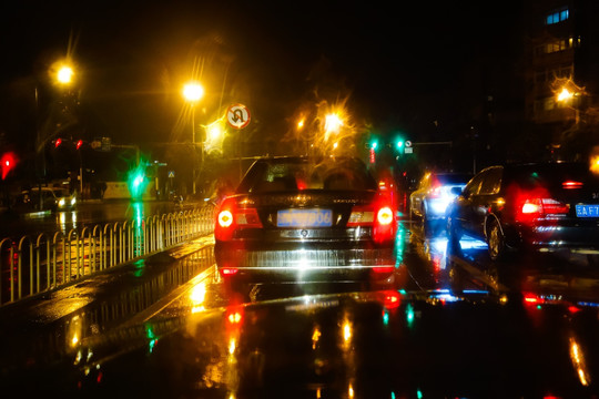 雨夜十字路口