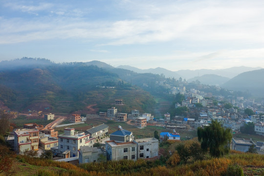 晨雾山村