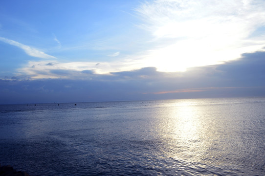 夕阳余晖中的大海