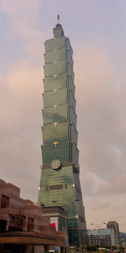 黄昏的台北101大楼