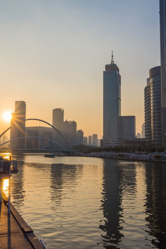 夕阳城市水景