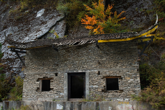 四川卧龙悬崖寺庙