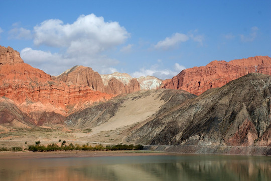 水边的红岩山