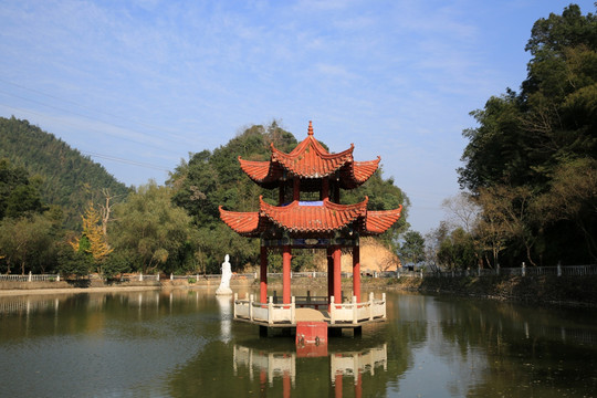 弥陀寺山顶上的寺中湖