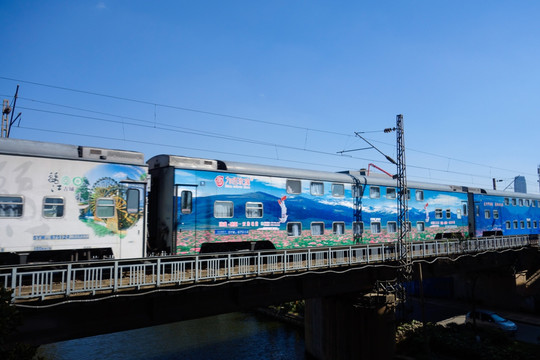 通过铁路桥的丽江号旅游列车