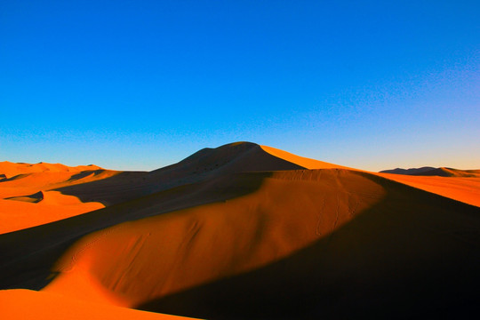 敦煌沙漠夕阳鸣沙山