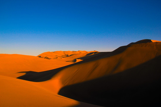 敦煌金色沙漠夕阳鸣沙山