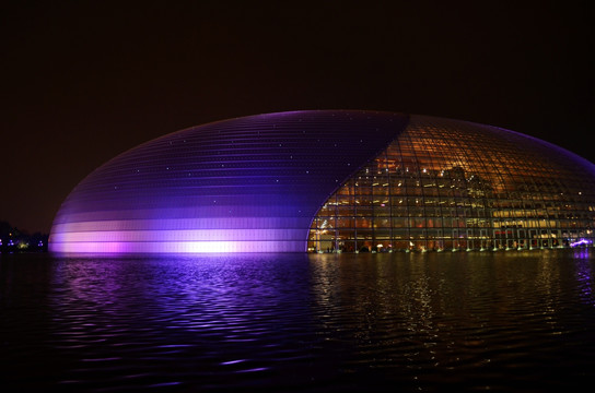 流光溢彩的国家大剧院夜景