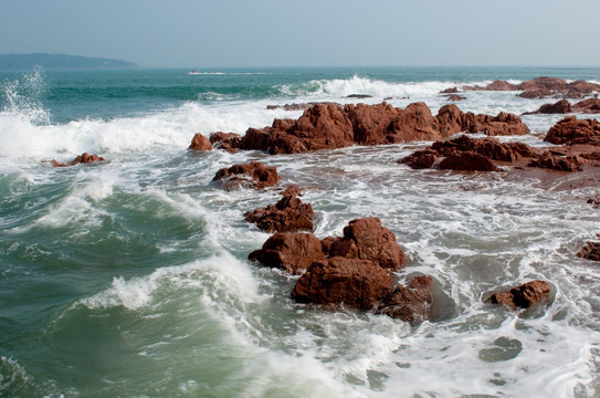 青岛的赭色礁石
