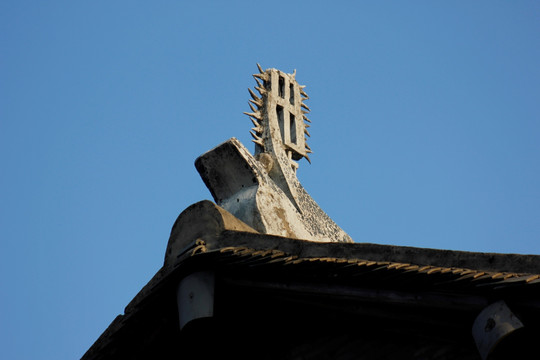 江南老屋上的雕塑