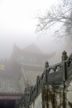 武当山 金顶 秋 雨雾 古建筑