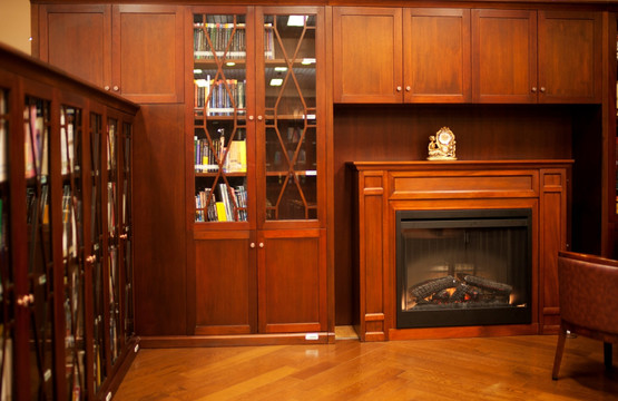 温暖的阅读环境 图书馆与壁炉