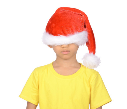 男孩的圣诞帽遮住了眼睛