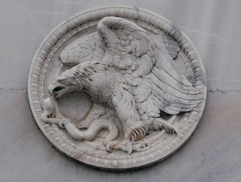 柏林施洛斯桥老鹰和蛇雕塑