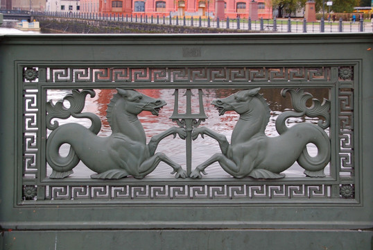 柏林施洛斯桥马首鱼身雕塑