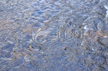 浅浅的水流