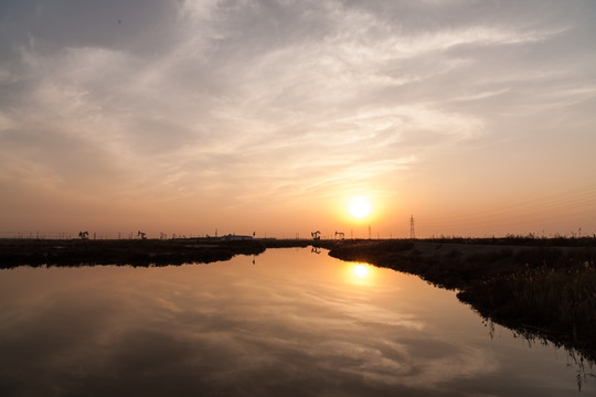 水天一色 水面 暖调 天空