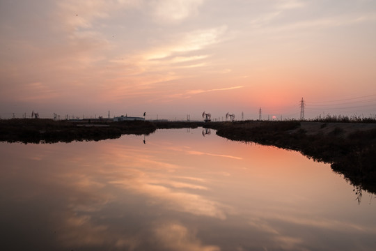 水天一色 水面 暖调 天空