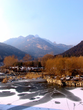 冰雪湖畔大山冬季景色