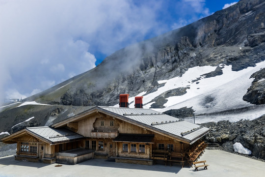 雪山房屋建筑