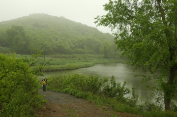 走在乡村风雨中