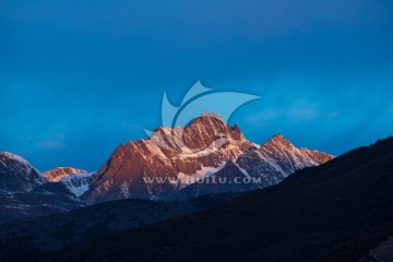 四姑娘山雪山 日照金山