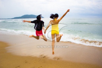 沙滩跳跃的少女