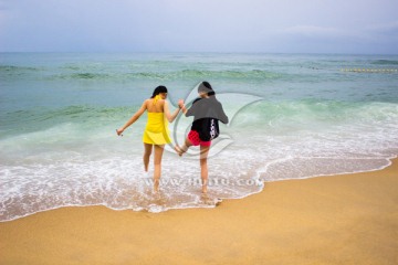 海滩踏浪的少女