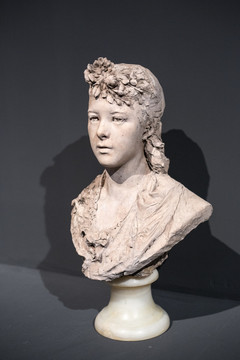 罗丹雕塑 年轻女子塑像