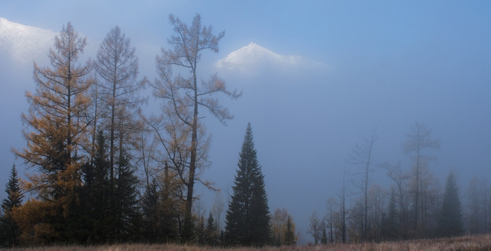 苍然大雾中的朦胧雪山