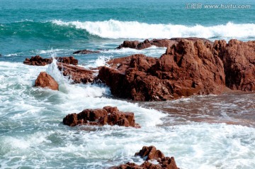 海浪与礁石