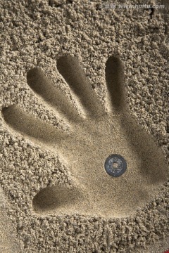 沙滩上的手印