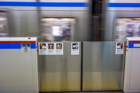 日本地铁站安全门