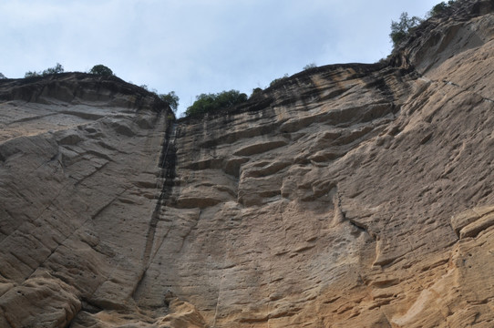 蓝天下的武夷山峭壁