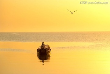 日出时刻渔船出海