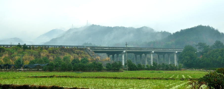 山村里的高架桥