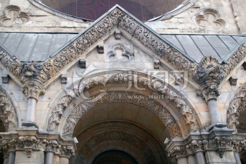 柏林威廉皇帝纪念教堂门楣雕塑