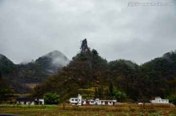 险峰人家