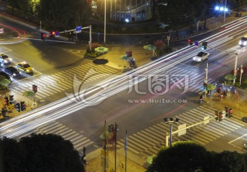 夜幕下的十字交通路口