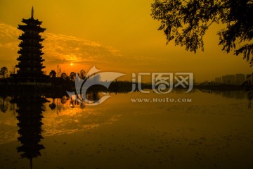 长沙洋湖湿地公园景观塔夕阳剪影
