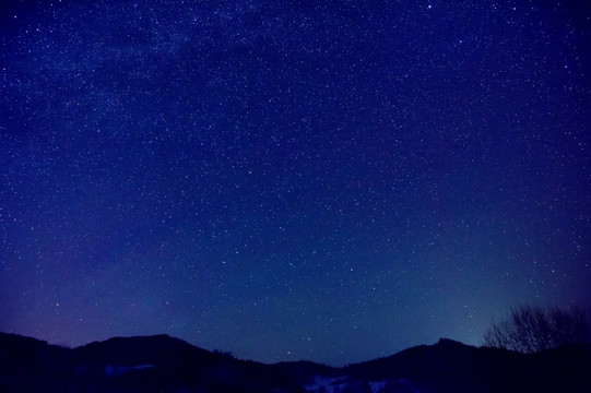 松岭雪村星空