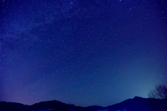 松岭雪村星空